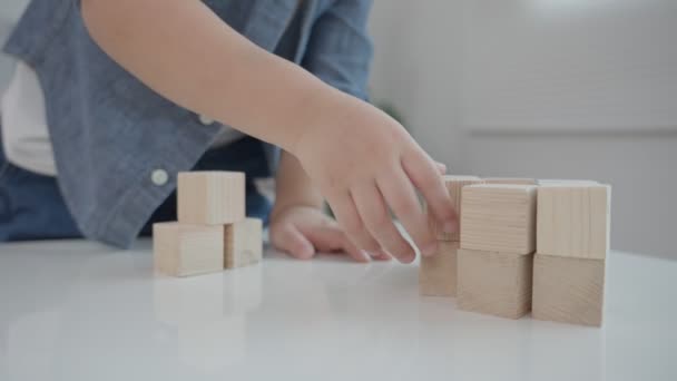 Gyerekjáték Játékkockákkal Ázsiai Fiúk Szeretnek Építőkockákkal Játszani Oktatási Játék Baba — Stock videók