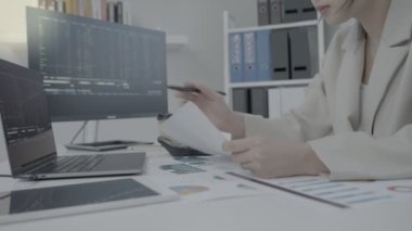İş kadınları yardım, hesap tabloları, grafik finans gelişimi, banka hesapları, istatistik, ekonomi, veri analizi, yatırım analizi, borsa, faiz oranları, gelir