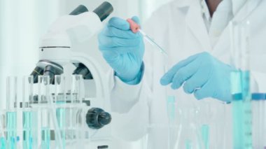 Bilimadamı ileri bilimsel laboratuvarda biyokimyasal örnekleri analiz ediyor. Virüsün mikrobiyolojik gelişiminde tıbbi profesyonel görünüm. Fen laboratuvarında biyoteknoloji araştırması.