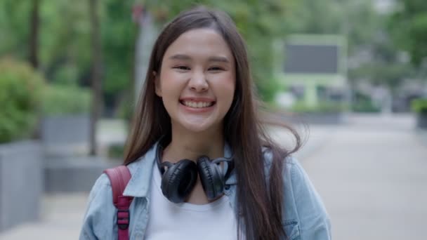 Прекрасна Азійська Жінка Рюкзаком Книжками Вулиці Усміхнена Дівчинка Яка Носить — стокове відео