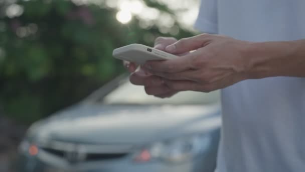 Man Använder Mobil Informationsförsäkring Genom Applikationssystem Hane Kontaktbil Återförsäljare Eller — Stockvideo