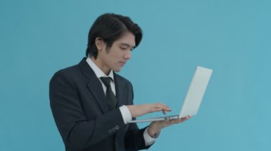 İş adamı internet üzerinden isim listesini kontrol ediyor. Erkekler ödülü bulduklarında çılgına dönerler. Erkekler bilgi bulmak için interneti bilgisayarlarında kullanıyor..