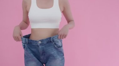 Diyet ve diyet. Güzel, ince kadın vücut ölçüsü. Spor elbiseli bir kadın sağlıklı yaşam için kilo verme hedefine, zayıflığa, ince belliye, beslenme uzmanına ulaşır..