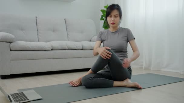 Asiatisk Kvinna Övar Morgonen Balans Rekreation Avkoppling Lugn God Hälsa — Stockvideo