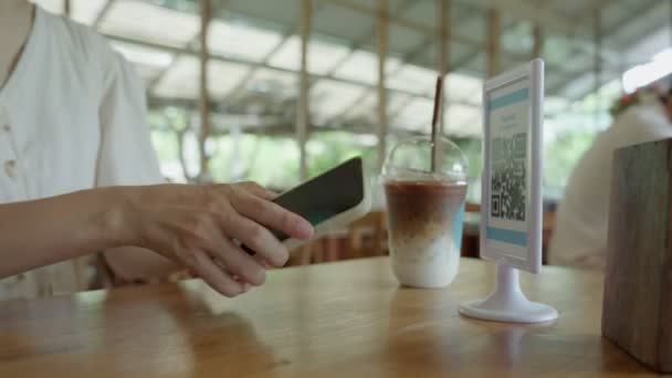 Женщина Использует Смартфон Сканирования Кода Оплаты Кафе Ресторане Помощью Цифровой — стоковое видео