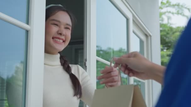 Feliz Mujer Asiática Sonriente Recibe Comida Casa Principal Del Mensajero — Vídeos de Stock