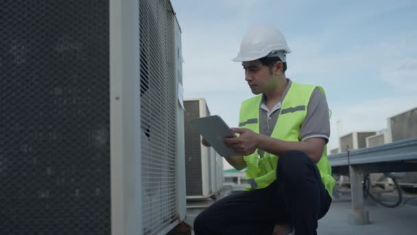 Onderhoudsingenieur Loopt Voor Record Conditie Het Airconditioningsysteem Het Dakdek Van — Stockvideo