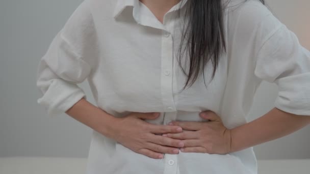 肚子痛亚洲妇女有腹痛 消化不良 扁平化 结肠癌 食物中毒 — 图库视频影像