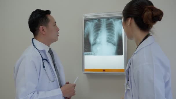 Старший Лікар Вчить Нового Лікаря Діагностувати Захворювання Допомогою Рентгенівського Фільму — стокове відео