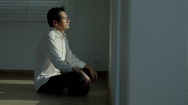 Depresyon Akıl Hastalığı Asyalı Adam Kötü Haber Aldıktan Sonra Üzülür — Stok video