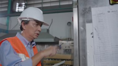 Makine ya da bakım mühendisi kontrol makineleri ve sterilizatör fabrikalarda ya da imalat sanayilerinde ve tablette kayıt. Eleman her gün güç sistemlerini kontrol ediyor. kontak. 