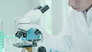 Yüklü faturaları ve faturaları olan stresli ve baş ağrısı çeken Asyalı kadın harcamaları ve kredi kartı borçlarını ödeyecek parası yok. kıtlık, mali sorunlar, mortgage, kredi, iflas, iflas, yoksul, boş cüzdan