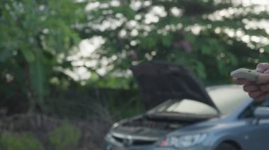 Adam uygulama sistemleri üzerinden mobil bilgi sigortası kullanıyor. Erkekler araba satıcıları ya da acil servisler için sigorta acenteleridir. Sigorta ve hizmet, 24 saat ara, kaza, sorun arabası.