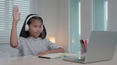 Yüklü faturaları ve faturaları olan stresli ve baş ağrısı çeken Asyalı kadın harcamaları ve kredi kartı borçlarını ödeyecek parası yok. kıtlık, mali sorunlar, mortgage, kredi, iflas, iflas, yoksul, boş cüzdan