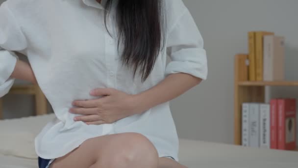 Gestresste Und Kopfschmerzen Asiatische Frau Mit Großen Rechnungen Oder Rechnungen — Stockvideo