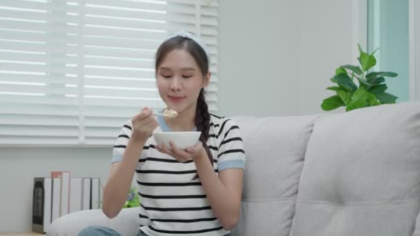 Stressato Mal Testa Donna Asiatica Con Grandi Fatture Fatture Senza — Video Stock