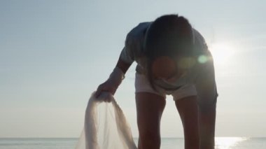 Yüklü faturaları ve faturaları olan stresli ve baş ağrısı çeken Asyalı kadın harcamaları ve kredi kartı borçlarını ödeyecek parası yok. kıtlık, mali sorunlar, mortgage, kredi, iflas, iflas, yoksul, boş cüzdan