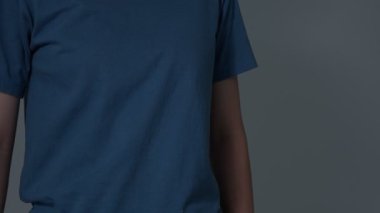 Yüklü faturaları ve faturaları olan stresli ve baş ağrısı çeken Asyalı kadın harcamaları ve kredi kartı borçlarını ödeyecek parası yok. kıtlık, mali sorunlar, mortgage, kredi, iflas, iflas, yoksul, boş cüzdan