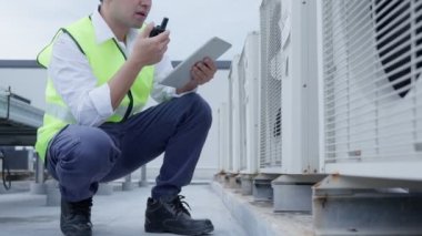 Yüklü faturaları ve faturaları olan stresli ve baş ağrısı çeken Asyalı kadın harcamaları ve kredi kartı borçlarını ödeyecek parası yok. kıtlık, mali sorunlar, mortgage, kredi, iflas, iflas, yoksul, boş cüzdan