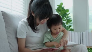 Yüklü faturaları ve faturaları olan stresli ve baş ağrısı çeken Asyalı kadın harcamaları ve kredi kartı borçlarını ödeyecek parası yok. kıtlık, mali sorunlar, mortgage, kredi, iflas, iflas, yoksul, boş cüzdan