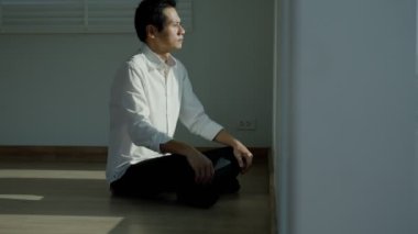 Depresyon ve akıl hastalığı. Asyalı adam kötü haber aldıktan sonra üzülür. Stresli çocuk mutsuz problemle kafasını karıştırıyor, kız arkadaşla tartışıyor, ağlıyor ve beklenmedik işler için endişeleniyor, ekonomide düşüş var..