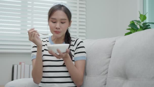 Yüklü Faturaları Faturaları Olan Stresli Baş Ağrısı Çeken Asyalı Kadın — Stok video