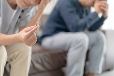 Boşanma. Asyalı çiftler evlendikten sonra çaresiz ve hayal kırıklığına uğrarlar. Karı koca kavgalar yüzünden üzgün, üzgün ve hayal kırıklığına uğramış durumdalar. Güvensizlik, aşk sorunları, ihanetler. Aile sorunu, gençlik aşkı