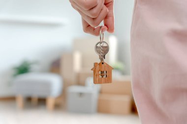 Taşınmak, taşınmak. Yeni dairede anahtarlık kadının elinde. Yeni evine taşın. Emlak al ya da kirala. konut kirası, kiralık mülk, yeni ev sahibi, konut kredisi, ipotek