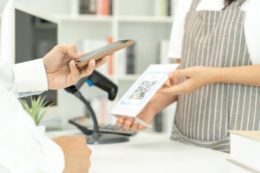 Yakın plan akıllı telefon ve QR kod ödemesi taraması. Parasız dijital ödeme kabul edildi. Cüzdan ve nakitsiz teknoloji. Çevrimiçi para, Akıllı Şehir, Dijital aktarım, Bulut bağlantısı.