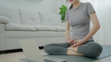 Yüklü faturaları ve faturaları olan stresli ve baş ağrısı çeken Asyalı kadın harcamaları ve kredi kartı borçlarını ödeyecek parası yok. kıtlık, mali sorunlar, mortgage, kredi, iflas, iflas, yoksul, boş cüzdan