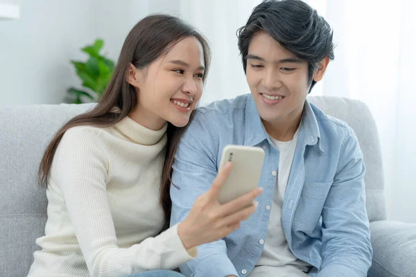 Asiatiska Par Ler Och Använder Gärna Smartphone För Att Handla — Stockfoto