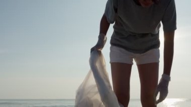 Yüklü faturaları ve faturaları olan stresli ve baş ağrısı çeken Asyalı kadın harcamaları ve kredi kartı borçlarını ödeyecek parası yok. kıtlık, mali sorunlar, mortgage, kredi, iflas, iflas, yoksul, boş cüzdan