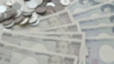 Yüklü faturaları ve faturaları olan stresli ve baş ağrısı çeken Asyalı kadın harcamaları ve kredi kartı borçlarını ödeyecek parası yok. kıtlık, mali sorunlar, mortgage, kredi, iflas, iflas, yoksul, boş cüzdan