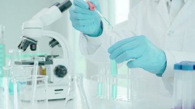 Bilimadamı ileri bilimsel laboratuvarda biyokimyasal örnekleri analiz ediyor. Tıbbi profesyonel kullanım mikroskobu virüsün mikrobiyolojik gelişimini gösteriyor. Fen laboratuvarında biyoteknoloji araştırması.
