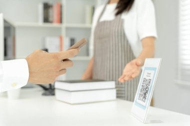 Yakın plan akıllı telefon ve QR kod ödemesi taraması. Parasız dijital ödeme kabul edildi. Cüzdan ve nakitsiz teknoloji. Çevrimiçi para, Akıllı Şehir, Dijital aktarım, Bulut bağlantısı.