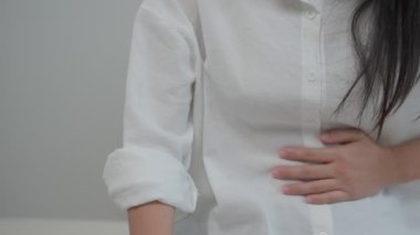 Yüklü faturaları ve faturaları olan stresli ve baş ağrısı çeken Asyalı kadın harcamaları ve kredi kartı borçlarını ödeyecek parası yok. kıtlık, mali sorunlar, mortgage, kredi, iflas, iflas, yoksul, boş cüzdan