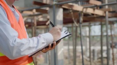 Yüklü faturaları ve faturaları olan stresli ve baş ağrısı çeken Asyalı kadın harcamaları ve kredi kartı borçlarını ödeyecek parası yok. kıtlık, mali sorunlar, mortgage, kredi, iflas, iflas, yoksul, boş cüzdan