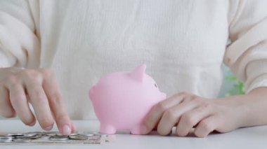 Yüklü faturaları ve faturaları olan stresli ve baş ağrısı çeken Asyalı kadın harcamaları ve kredi kartı borçlarını ödeyecek parası yok. kıtlık, mali sorunlar, mortgage, kredi, iflas, iflas, yoksul, boş cüzdan