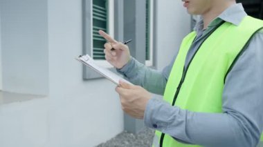 Müfettiş ya da mühendis bir bina ya da evi kontrol etmek için kontrol listesi kullanıyor. Mühendisler, mimarlar ya da irtibat görevlileri ev sahibine teslim etmeden önce evi inşa etmek için çalışıyorlar..