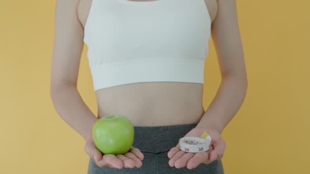 Schlanke Körper Frauen Wählen Gesunde Nahrungsmittel Für Balance Und Gewichtskontrolle — Stockvideo