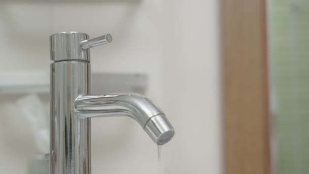 Wasserhahn Badezimmer Mit Fließendem Wasser Dreht Das Wasser Immer Wieder — Stockvideo
