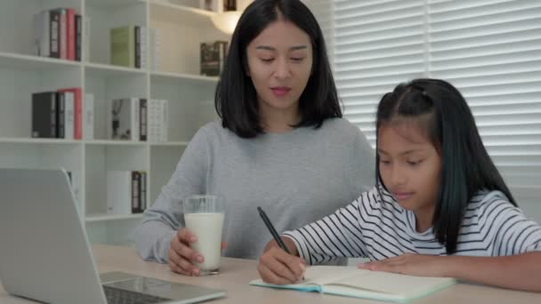 Aziatisch Jong Meisje Leren Thuis Huiswerk Maken Met Vriendelijke Moeder — Stockvideo