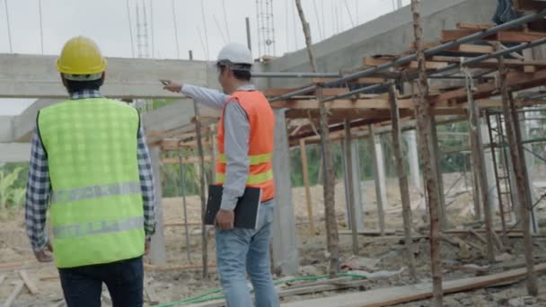 Ingenieure Überprüfen Den Baufortschritt Und Die Bautätigkeit Vor Ort Auftragnehmer — Stockvideo