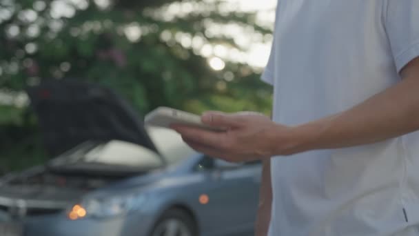 Gunakan Asuransi Informasi Mobile Melalui Sistem Aplikasi Pria Adalah Dealer — Stok Video