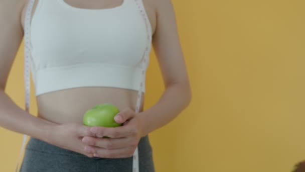 Δίαιτα Και Δίαιτα Ομορφιά Λεπτό Γυναικείο Σώμα Μπερδεύει Ντόνατ Γυναίκα — Αρχείο Βίντεο