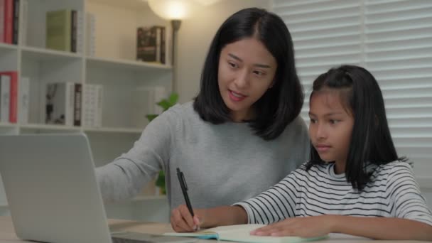 Moeder Geeft Les Voor Dochter Laptop Aziatisch Jong Meisje Leren — Stockvideo