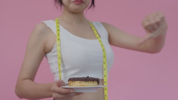 Krásná Štíhlá Samice Plete Vysoké Kalorické Jídlo Ženy Znechucení Potravin — Stock video