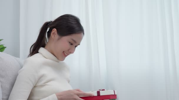 Красива Азійська Жінка Відчуває Сюрприз Шукає Зацікавлення Всередині Подарунків Мила — стокове відео
