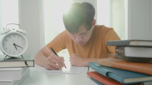 Ασιάτης Φοιτητής Άνθρωπος Έχουν Άγχος Λόγω Των Εξετάσεων Αρσενικό Προετοιμαστούν — Αρχείο Βίντεο