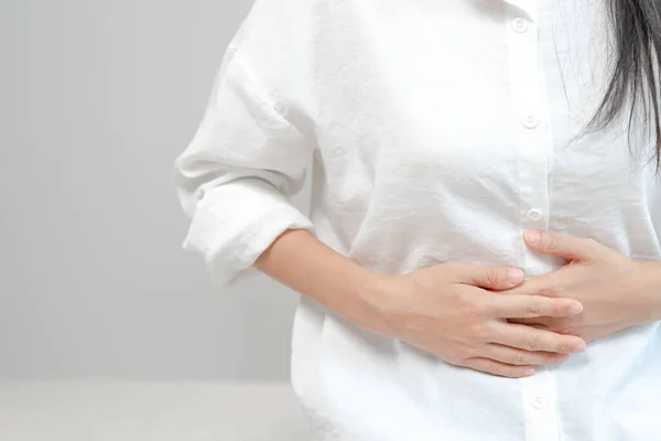 胃の痛み アジアの女性は 腹部の痛みを持っています 消化不良 月経けいれん 結腸癌 腹の炎症の問題 食中毒に苦しむ — ストック写真